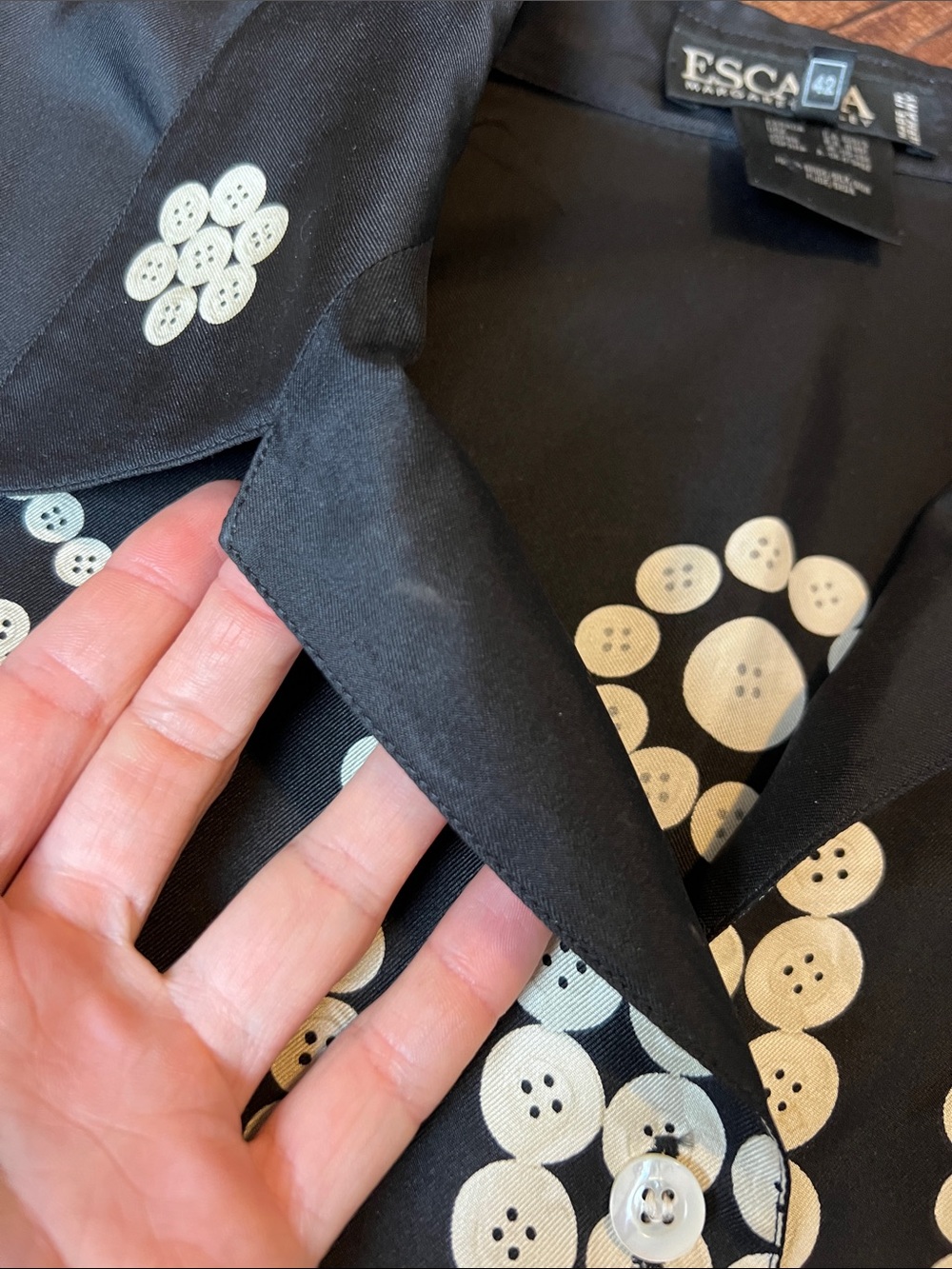 ESCADA button graphic cream and black button down collared long sleeve blouse 42 - Picture 5 of 10